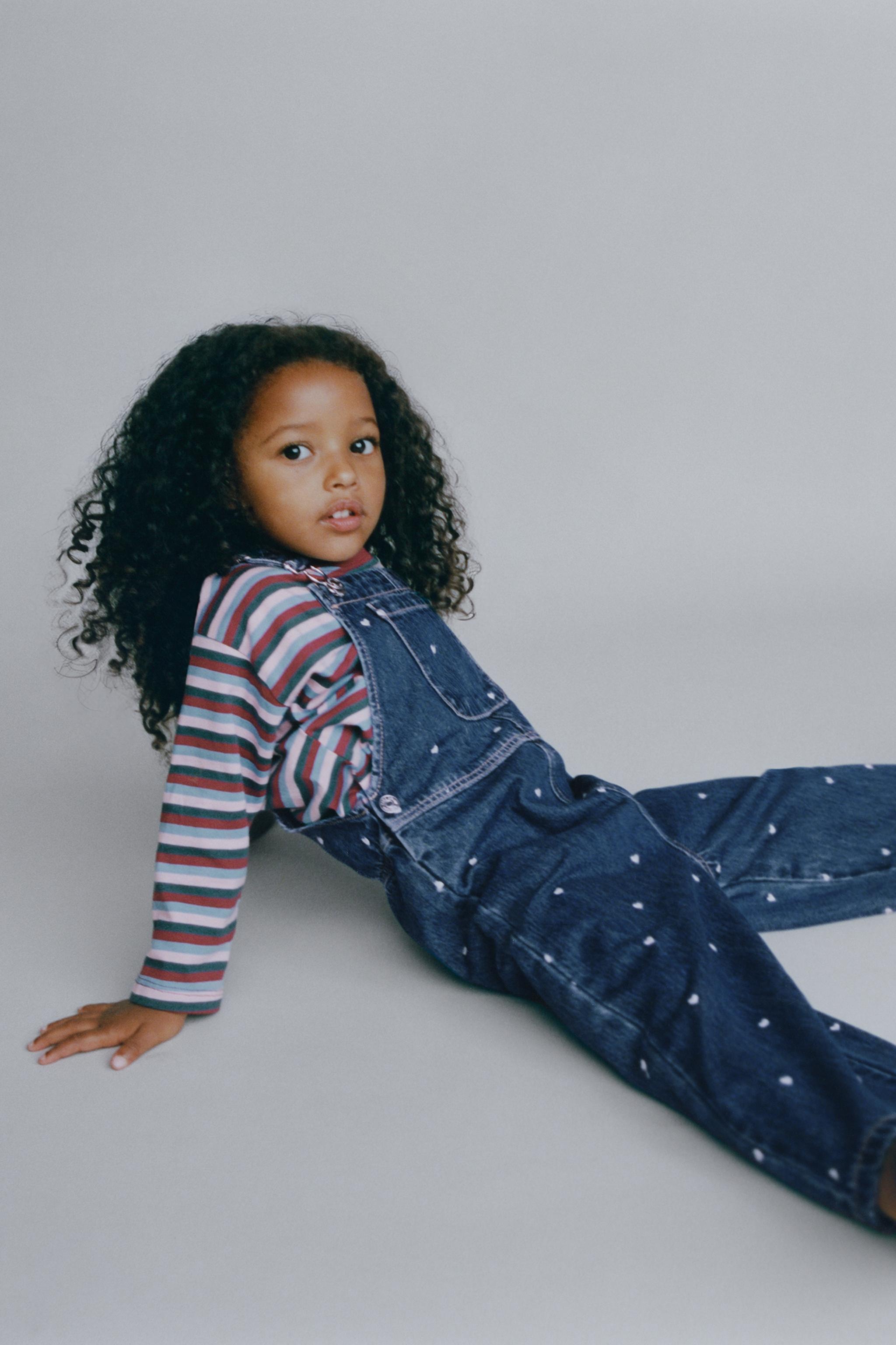 SALOPETTE EN DENIM CŒURS BRODÉS